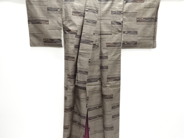  未使用品　仕立て上がり　変わり横段に抽象花模様織出し本場泥大島紬着物（5マルキ）